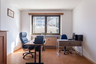 Op toplocatie aan de Amerikalei bevindt zich dit gelijkvloers kantoor. Vooraan is de gehele ruimte op parket en is er geen geluidshinder. Via...