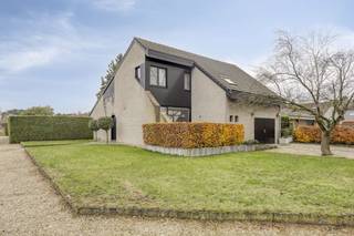Dit vrijstaande huis wordt te koop aangeboden in Grobbendonk. Gelegen op een perceel van 772 m², combineert dit pand een rustige ligging met...