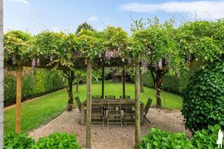 <strong>Charmante villa met 4 slaapkamers, 2 badkamers en tuin met volledige privacy</strong><br /><br /><strong>Algemeen:</strong><br />- Bewoonbare oppervlakte: ca. 240 m²<br />- Oost georiënteerd perceel van 1220 m²<br />- Volledige privacy <br />- Optimale lichtinval<br />- Grote leefruimte (ca. 50 m²) met authentieke parketvloer<br />- Volledig geïnstalleerde keuken met Siemens toestellen <br />- Master bedroom en douchekamer op het gelijkvloers<br />- 3 grote slaapkamers op de eerste verdieping<br />- Badkamer met ligbad <br />- Inpandige garage met wasplaats/berging<br />- Grote oprit met voldoende parkeergelegenheid<br /><br /><strong>Onmiddellijke omgeving:</strong><br />- Zeer vlotte bereikbaarheid naar Antwerpen en Brussel (E19 en trein)<br />- Nabij het centrum van Kontich-Waarloos met scholen, winkels, openbaar vervoer en verschillende natuurgebieden op fiets- en wandelafstand<br /><br /><strong>Technische kenmerken:</strong><br />- Bouwjaar 1958; eerste renovatie 1996<br />- Zeer degelijke constructie<br />- Aanbouw gelijkvloers (2005)<br />- CV op gas <br />- Kelder en kruipruimte onder gehele woning<br />- Rieten dak reeds vernieuwd<br />- Dubbele beglazing PVC profielen met automatische rolluiken <br /><br /><strong>Indeling:</strong><br /><span>Gelijkvloerse verdieping (ca. 145 m²)</span><br />- Inkomhal met vestiairekast<br />- Apart gastentoilet<br />- Grote leefruimte met veel raampartijen <br />- Volledig geïnstalleerde keuken met toegang tot tuin en terras<br />- Aanbouw met master bedroom en douchekamer<br />- Garage met wasplaats <br />- Toegang naar de kelder<br /><br /><span>Eerste verdieping (ca. 96 m²)</span><br />- Traphal <br />- 3 ruime slaapkamers <br />- Badkamer met ligbad en 2 WT<br />- Toegang bergzolder onder het dak<br /><br />Voor meer informatie kan u terecht op www.deboerenpartners.be.