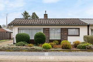Voor meer info en foto’s, surf naar www.swevers.be – Deze halfopen, gelijkvloerse woning in Heusden-Zolder is een interessante opportuniteit voor wie op zoek is naar een knusse woning met renovatiepotentieel. De woning werd gebouwd in 1969, werd goed onderhouden en biedt een bewoonbare oppervlakte van circa 122 m². Dankzij de vele raampartijen geniet u hier van een aangename lichtinval en een warm, open gevoel.<br />Via de inkomhal komt u in de gezellige leefruimte van ongeveer 31 m², ingericht in een praktische L-vorm. Aansluitend ligt de keuken van 7 m², met toegang tot de veranda die perfect kan dienen als extra zit- of eetruimte. De woning beschikt verder over 2 slaapkamers van 13 m² en 10 m², een badkamer en een ruime berging die mogelijkheden biedt als bureau, extra slaapkamer of uitbreiding van de leefruimte.<br />Ook praktisch scoort deze woning goed met de ruime vrijstaande garage van ongeveer 25 m². Het perceel van 718 m² is zuidgericht en beschikt over een mooi aangelegde tuin waar u in alle rust en privacy van de zon kan genieten.<br />De ligging is bovendien gunstig, met winkels op 2 km, restaurants op 1 km, scholen op 2 km, openbaar vervoer op 500 meter en de snelweg op 5 km. Een woning met veel mogelijkheden op een rustige, goed bereikbare locatie. Voor meer informatie, bel 011 255 155. Bron bewoonbare oppervlakte: EPC – verslag.