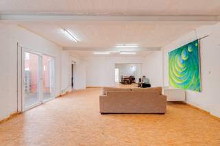 Deze woning, waar vroeger een bakkerij geweest is, heeft tal van troeven: enorm veel ruimte (285m²!), dakterras van 35m², centrale ligging, enz…
Bekijk ook zeker onze “plannen/foto’s” op https://www.vastgoedservice.be/vgs4/pand_one.asp?Immo_ID=19354 om een perfect beeld te krijgen van de ruimte en de indeling!
Het gelijkvloers heeft een oppervlakte van 150m² met een mooie werkruimte/atelier/toonzaal van maar liefst 77m² met aansluitende keukenruimte.
Verder is er een grote ruimte vooraan die gebruikt kan worden als toonzaal, handelsruimte, dubbele garage, enz…
Bovendien is er de inkom, ruime gang, toilet en de trappenhal.
Op de eerste verdieping zijn er 3 ruime slaapkamers, badkamer en een extra leefruimte met een fantastisch dakterras van 35m² met zuidwestelijke oriëntatie.
De woning is gelegen op een perceel van 318m² met een centrale ligging op wandelafstand van het centrum, station, scholen, enz.
Voor meer inlichtingen kan u contact opnemen met ons kantoor Mol. 014/82.15.15