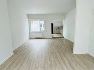 <p>Deze gezellige en centraal gelegen woning in het centrum van Temse werd recent gerenoveerd. De woning beschikt op het gelijkvloers over een inkomhal, een lichtrijke woonkamer, een nieuwe ingerichte keuken met aansluitend een gerenoveerde badkamer met dubbele lavabo, inloopdouche en toilet.</p>
<p>Op de 1<sup>e</sup> verdieping vindt u 3 ruime slaapkamers en er is tevens een vaste trap naar de zolder aanwezig.</p>
<p>Verder beschikt de woning over een gezellig terras, een berging met plaats voor wasmachine en droogkast en een kelder. EPC label C. Onmiddellijk beschikbaar. Huurprijs € 950/maand.</p>
<p>Centraal gelegen, op wandelafstand van winkels, scholen en openbaar vervoer.</p>