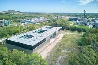 <h1>LABO’S TE HUUR – FACTHORY | THOR PARK GENK</h1>
<p><strong>Professionele laboratoriumruimte voor innovatieve bedrijven in een unieke productie- en R&D-omgeving.</strong></p>
<p>Op <strong>THOR PARK in Genk</strong> biedt <strong>FacThory</strong> gespecialiseerde labo-, productie- en kantoorruimte voor innovatieve ondernemingen die hun <strong>proof-of-concept, R&D-activiteiten of slimme productie</strong> willen realiseren.</p>
<p>FacThory is een multifunctioneel bedrijfsgebouw van <strong>8.000 m²</strong>, verdeeld over drie bouwlagen. De ruimtes zijn <strong>modulair opgevat</strong> en kunnen individueel of gecombineerd worden gehuurd.</p>
<h3>LABO’S – 1E VERDIEPING</h3>
<p>Op de eerste verdieping bevinden zich <strong>13 laboratoriumunits van 42 m² tot 309 m²</strong>, uitgerust met technische faciliteiten voor <strong>onderzoek, ontwikkeling en testing</strong>.</p>
<p>De labo’s zijn ideaal voor innovatieve bedrijven die hun activiteiten willen uitbouwen in een professionele omgeving met directe aansluiting op productie en technologie.</p>
<p><strong>Fase 1 is grotendeels verhuurd. Informeer naar de actuele beschikbaarheid.</strong></p>
<h3>MEER DAN EEN LABO</h3>
<p>Binnen FacThory kunnen verschillende functies met elkaar worden gecombineerd. Zo is het mogelijk om een <strong>labo te koppelen aan een kantoorunit of productieruimte</strong>, waardoor een geïntegreerde werkomgeving ontstaat die volledig kan worden afgestemd op de noden van uw onderneming.</p>
<p>Daarnaast beschikken gebruikers over gemeenschappelijke <strong>vergader-, eet- en ontspanningsruimtes</strong> en een aangenaam <strong>buitenterras</strong>.</p>
<h3>INNOVATIEVE PRODUCTIEOMGEVING</h3>
<p>FacThory richt zich specifiek op <strong>innovatieve productiebedrijven</strong> die hun proof-of-concept op de campus willen realiseren of een slimme productieunit willen opstarten.</p>
<p>De focus ligt op <strong>slimme, duurzame en geconnecteerde productie</strong>, waardoor bedrijven terechtkomen in een omgeving waar technologie, innovatie en ondernemerschap centraal staan.</p>
<h3>OOK PRODUCTIE- & KANTOORRUIMTE</h3>
<p>Naast de labo’s beschikt FacThory over:</p>
<p><strong>Productieruimtes – gelijkvloers</strong><br />8 units van <strong>248 m² tot 1.039 m²</strong>, voorzien van industriële faciliteiten. Fase 1 is grotendeels verhuurd en fase 2 is momenteel in ontwikkeling.</p>
<p><strong>Casco kantoorunits – 2e verdieping</strong><br />25 units van <strong>77 m² tot 358 m²</strong>, volledig vrij in te richten en combineerbaar met een labo of productieruimte.</p>
<p>Daarnaast is er momenteel een <strong>nieuw FacThory-gebouw in aanbouw</strong>, met bijkomende productieruimtes en casco kantoorunits.</p>
<h3>UW RUIMTE OP THOR PARK</h3>
<p>FacThory biedt innovatieve ondernemingen de mogelijkheid om <strong>onderzoek, ontwikkeling, kantoor en productie</strong> op één locatie te combineren.</p>
<p><strong>Beschikbaarheid, oppervlaktes en huurvoorwaarden op aanvraag.</strong></p>
<p>Neem contact op met info@jansenrealestate.be of 011/39 90 50 voor meer informatie over de beschikbare labo’s en de mogelijkheden binnen FacThory op <strong>THOR PARK in Genk</strong>.</p>