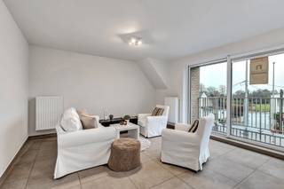 <p>Bent u op zoek naar een ruim en stijlvol appartement met een slimme indeling en een uitstekende ligging?<br />Ontdek deze prachtige duplex op de 2de verdieping in het rustige Desselgem, slechts enkele kilometers ten westen van Waregem-centrum en langs de charmante Leie.<br /><br />Met een royale oppervlakte van maar liefst 147 m² en een hoogwaardige afwerking biedt dit appartement alles wat u wenst:<br />Een ruime hal met een gastentoilet en een vaste trap naar de bovenverdieping.<br />Een badkamer met een inloopdouche, wc en dubbele wastafel.<br />3 slaapkamers, waaronder een masterbedroom op het verdiep met een dressing en een 2de eigen badkamer voorzien van een ligbad, wc en dubbele wastafel.<br />Een lichtrijke woonkamer met grote ramen en een open keuken, die uitgeeft op een zuidgericht terras – dé perfecte plek om te genieten van de zon.<br />Een handige aanpalende ruime berging voor extra opbergruimte.<br />Een privatieve kelderberging voor nog meer opslagmogelijkheden.<br />Minstens 1 grote garageboxen van 25 m², ideaal voor de wagens, fietsen en extra spullen.<br /><br />Daarnaast geniet u van een vlotte bereikbaarheid, met een ideale combinatie van groen, ruimte en nabijheid van het bruisende Waregem. Dit appartement is perfect voor wie op zoek is naar comfortabel wonen of een waardevolle investering.<br />(prijzen exclusief kosten) (1 tot 2 garageboxen verplicht bij te nemen, in totaal €25.000 excl kosten per garagebox)</p>