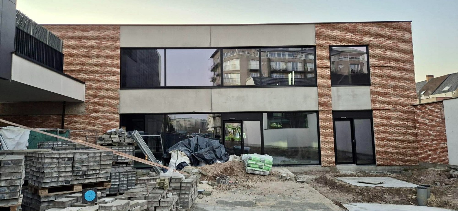 MULTIFUNCTIONEEL NIEUWBOUW COMMERCIEEL GEBOUW MET RUIME PARKING - foto 1