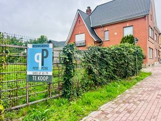 Aan de rand van centrum Zottegem vinden we deze ruime bouwgrond (7a 32ca) voor het optrekken van een halfopen bebouwing. Er bestaat reeds een stedenbouwkundig attest voor het bouwen van een woning met gevelbreedte van 8m en een bouwdiepte van 18m op het gelijkvloers en een bouwdiepte van 12m op het verdiep, met een zadeldak. In de achterliggende zone mag een afzonderlijke garage worden ingeplant. De voorschriften kunnen via het kantoor opgevraagd worden. Topper! Voor meer inlichtingen of een afspraak ter plaatse of op kantoor, contacteer Veronique 0483/676579