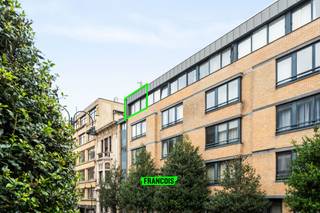 Deze gezellige duplexstudio met een bewoonbare oppervlakte van ca. 35 m² bevindt zich op de vierde verdieping van Residentie Hermes, gelegen in het hart van het historisch centrum van Brussel. Dankzij deze centrale ligging geniet u van een uitstekende bereikbaarheid met openbaar vervoer, de kleine ring, scholen en tal van recreatieve mogelijkheden op wandelafstand.<br /><br />Bij het betreden van het appartement komt u in de inkomhal die toegang geeft tot de lichtrijke leefruimte met open keuken, waar functionaliteit en comfort hand in hand gaan. Aansluitend bevindt zich de badkamer, uitgerust met een douche, lavabo en toilet. Via de interne trap bereikt u de bovenverdieping waar de slaapkamer is ingericht, met als extra troef de toegang tot het gemeenschappelijk terras.<br /><br />Divers: vinylvloer, dubbele beglazing in PVC raamprofielen, videofoon, collectieve verwarming op aardgas, momenteel verhuurd aan €650 per maand, syndicuskosten 150€/maand en de nodige attesten waaronder het EPC en het elektriciteitsattest, zijn aangevraagd.<br /><br />Een ideale opportuniteit voor wie op zoek is naar een compacte en goed gelegen woonst of een rendabele investering in het bruisende centrum van Brussel.<br /><br />