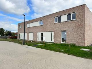 Droom je van een gloednieuwe woning waar je meteen kan intrekken, zonder zorgen? In het charmante Langemark-Poelkapelle, tussen de Zonnebekestraat en Blikstraat, wacht jouw nieuwe thuis op je. Gelegen nabij winkels, scholen en openbaar vervoer woon je hier niet alleen rustig, maar ook bijzonder praktisch.<br /><br />Deze moderne nieuwbouwwoning (lot 22) combineert comfort, ruimte en een warme, landelijke ligging. Binnenkomen doe je via een uitnodigende inkomhal die je leidt naar een lichtrijke woon- en eetruimte – de ideale plek om samen te genieten van elk moment. De open keuken vormt het hart van de woning en kan volledig naar jouw smaak worden ingericht. Daarnaast is er een praktische berging en een garage voor extra gemak. Op de bovenverdieping vind je drie volwaardige slaapkamers en een stijlvolle badkamer, perfect afgestemd op hedendaags wooncomfort.<br /><br />Het leukste? Alles is voor jou afgewerkt tot in de puntjes, zodat jij enkel nog hoeft te verhuizen en te genieten.<br /><br />Een instapklare nieuwbouwwoning, volledig afgewerkt naar jouw wensen, op een topligging… Dat is wonen zoals het hoort. Benieuwd? Neem vandaag nog contact op en ontdek jouw toekomstige thuis.<br /><br />EPB: woning in aanbouw<br /><br />Benieuwd? Contacteer ons voor meer info.<br /><br />Deze prijs is exclusief kosten notaris, registratierechten en BTW