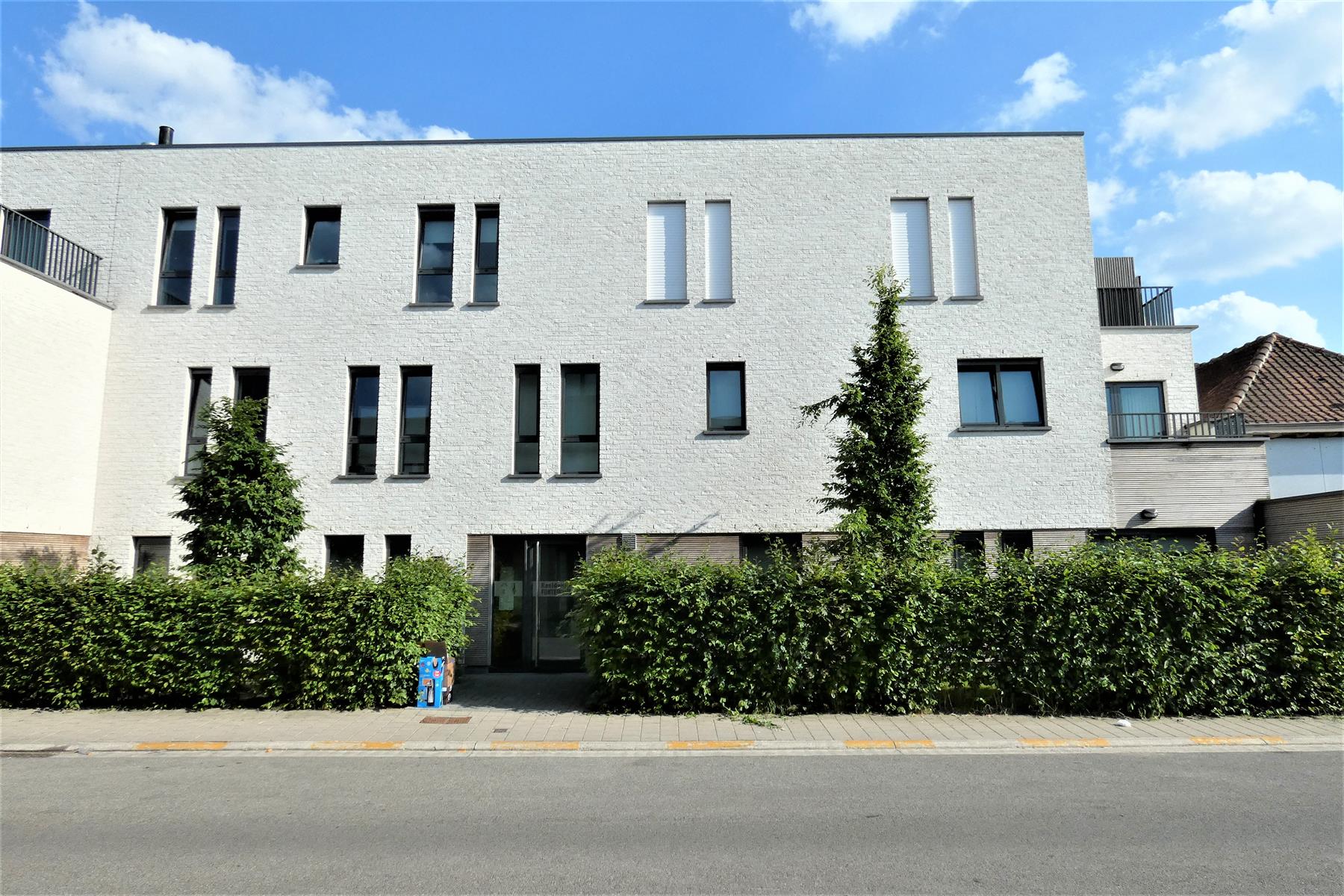 Recent 2 slaapkamer appartement met terras en staanplaats - foto 1
