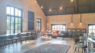 Op zoek naar een trendy locatie voor uw kantoor of praktijk?
Ontdek dit authentieke handelspand op toplocatie in het centrum van Tervuren. Op wandelafstand van het administratief centrum, bibliotheek, winkels, tram/bus, restaurants en het park.

De kantoorruimte (77 m²) ligt in een klein gebouw en is ideaal voor vrije beroepen (architect, advocaat, arts, psycholoog,...). Binnenin geniet u van authentieke elementen, hoge plafonds en veel lichtinval.

Lunchen of pauzeren kan in het restaurant Canapé op het gelijkvloers, binnenkort aangevuld met een urban koffiebar. Gratis parking in de buurt is een groot pluspunt voor personeel en bezoekers.

De nieuwe Panquin-site met luxewoningen ligt vlakbij. Dit kantoor tilt uw activiteiten gegarandeerd naar een hoger niveau.

Onmiddellijk beschikbaar.
Lasten: €650/maand (forfait): privé verbruik water/elektriciteit/verwarming, schoonmaak (ruimte/ramen), internet, gebruik toiletten restaurant, alarm.

Bijkomende informatie: dubbele beglazing (hout) - alarm - indien gewenst kan er een toiletruimte gecreëerd worden enkel en alleen toegankelijk voor de bezoekers/werknemers van de kantoorruimte.

Interesse of vragen?
Contacteer ons op 02/731 07 07 of via immo@home-consult.be