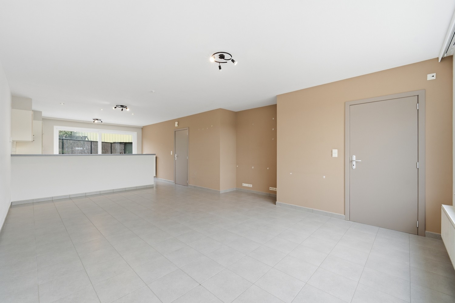 IZENBERGE: Recente rijwoning met alle comfort, 3 slaapkamers, gezellig tuintje en garage op 151m² grondopp. - foto 4