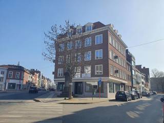 Instapklaar appartement gelegen in het centrum van Kortrijk, op wandelafstand van Station, Grote Markt, Casinoplein... Gelegen op de 3de verdieping van een residentieel gebouw. Bestaande uit hal, apart toilet, gezellige living met open en volledig geïnstalleerde keuken, badkamer met instapdouche, 2 slaapkamers en berging/wasplaats, kelder. Overal parketvloeren, tof gebouw !!!