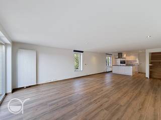 Dit duplex appartement is gelegen in het centrum van Sint-Martens-Latem. Het beschikt over 2 grote zuid-west gerichte terrassen achteraan. Op de eerste verdieping hebben we een grote living en een volledig geïnstalleerde open keuken, berging, douchekamer , toilet en de eerste slaapkamer . Op de tweede verdieping hebben we de tweede slaapkamer met dressing en badkamer met bad , lavabo en toilet. Verder is er nog een zolder aanwezig. Voor verdere inlichtingen of een bezoek contacteer Annick@rosseel.be of 09/280.20. 43