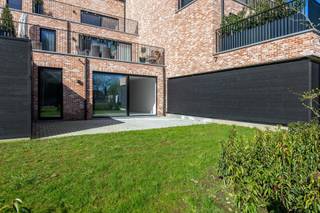 Maak kennis met dit uitzonderlijk ruim BEN-nieuwbouwappartement in het project Jamalie met 2 slaapkamers, een bewoonbare oppervlakte van 131 m2, een terras van maar liefst 30m2 en met een privé tuin aanpalend aan de gemeenschappelijke tuin. Gmo/Gvkr/Gvv/Vg/Wg
Bijzonderheden :
- duurzame energie, vloerverwarming met warmtepomp, zowel verwarmen als koelen.
- E-peil 20 : korting van 50% op de onroerende voorheffing gedurende 5 jaar.
- grote raampartijen voor veel lichtinval.
- mooi vrij uitzicht op het groen.
- badkamer met ligbad en inloopdouche.
- bovengrondse staanplaats inbegrepen in de prijs.
- staanplaats in de ondergrondse garage + berging zijn verplicht aan te kopen.
- mogelijkheid tot kopen aan 6%, ook voor investeerders mits aan de voorwaarden voldaan wordt.
- met staanplaats  4
- afgesloten tuinberging