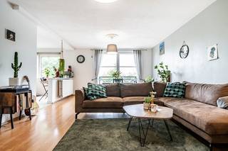 Ben je op zoek naar een leuk appartement voor jezelf of als investering om te verhuren?<br />Dan is de Pastorijstraat 8/3 in het centrum van Heusden vast iets voor u.<br />Het appartement, op de hoek gelegen met uitzicht op het plein heeft twee slaapkamers, een mooie leefruimte met open keuken en een pas vernieuwde badkamer met inloopdouche.<br />Ook de gasketel en het raam in de living werden in 2023 vervangen.<br />Extra troeven: gunstig EPC, ondergrondse staanplaats en kelderberging.<br /><br />Interesse? Maak dan gerust een afspraak op het nummer 0491 15 30 43 of via hallo@nielsvastgoed.be<br />Ik help je graag verder
