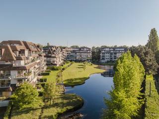 Ce penthouse d'exception, entièrement fini dans les moindres détails, combine 234 m² de surface habitable de haute qualité avec pas moins de 140 m²...