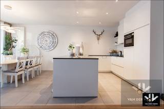 Totaal gerenoveerd gelijkvloers 3 slpk-appartement op een toplocatie. Garagebox optioneel!TROEVEN: * Absolute toplocatie aan het Dusartplein –...