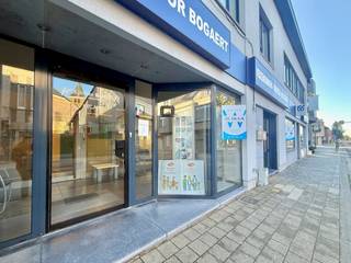 Ontdek dit zeer ruime handelspand, voorheen gebruikt als bank- en verzekeringskantoor, gelegen op een centrale locatie te Oosteeklo. Dit...