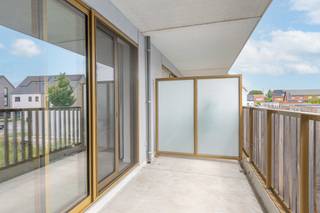 <p>Welkom thuis in Residentie Houtbay, een stijlvolle en recente woonontwikkeling (2024) in de charmante gemeente Duffel, ideaal gelegen op korte afstand van Mechelen en Lier. Dit knappe éénslaapkamerappartement bevindt zich op de eerste verdieping en verwelkomt u via een inkomhal met sas, voorzien van ruimte voor een vestiaire en een apart gastentoilet. De lichtrijke leefruimte met volledig geïnstalleerde open keuken situeert zich achteraan en geeft uit op een zonnig georiënteerd terras met uitzicht op de rustige binnentuin. Verder beschikt het appartement over een praktische berging en een slaapkamer en badkamer aan de voorzijde. Een ondergrondse autostaanplaats en private kelderberging zijn inbegrepen. Gemeenschappelijke provisie: €200,00 per maand (inclusief verwarming en water).</p>