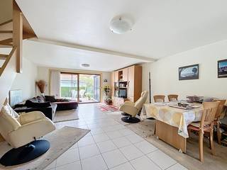 Deze woning bevindt zich op 2,5 km van zee en is rustig gelegen. De indeling is als volgt: inkomhal, WC, keuken, living, op het verdiep zijn er twee slaapkamers en een badkamer met douche, lavabo en WC. Het terras is volledig zuid georiënteerd en privatief, met aanlsuitend een berging. Staanplaats inbegrepen. Mits het plaatsen van een warmtepomp zakt het EPC label naar C.