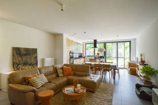 <h3>Energiezuinige woning met 4 slaapkamers, 2 badkamers en zonnige tuin</h3>
<p>Deze recente, instapklare woning bevindt zich in een rustige straat op een centrale ligging nabij het centrum. De woning is hoogwaardig afgewerkt, beschikt over vier volwaardige slaapkamers, twee badkamers en een aangename, zuidwestgerichte tuin met terras en tuinhuis.</p>
<p><strong>Gelijkvloers</strong></p>
<ul>
<li>
<p>Inkomhal op tegel met afzonderlijk gastentoilet met handenwasser</p>
</li>
<li>
<p>Garage (22m²) op tegel met automatische sectionale poort</p>
</li>
<li>
<p>Leefruimte (46m²) op tegel met veel lichtinval</p>
</li>
<li>
<p>Open keuken op tegel, uitgerust met granieten werkblad, inductiekookvuur, dampkap, dubbele spoelbak, oven, microgolfoven, vaatwasser, koelkast en diepvriezer</p>
</li>
<li>
<p>Mooi aangelegde tuin met terras, tuinhuis en gunstige oriëntatie</p>
</li>
</ul>
<p><strong>Eerste verdieping</strong></p>
<ul>
<li>
<p>Nachthal op tegel met afzonderlijk nachttoilet</p>
</li>
<li>
<p>Hoofdslaapkamer (18m²) met klikvinyl</p>
</li>
<li>
<p>Tweede slaapkamer (16m²) met klikvinyl</p>
</li>
<li>
<p>Badkamer op tegel met inloopdouche (regendouche), dubbele lavabo met onderkasten en handdoekdroger</p>
</li>
<li>
<p>Wasplaats op tegel</p>
</li>
</ul>
<p><strong>Tweede verdieping</strong></p>
<ul>
<li>
<p>Nachthal op tegel</p>
</li>
<li>
<p>Derde slaapkamer (14m²) met klikvinyl</p>
</li>
<li>
<p>Vierde slaapkamer (12m²) met klikvinyl</p>
</li>
<li>
<p>Tweede badkamer op tegel met ligbad/douchecombinatie, lavabo met onder- en bovenkasten en toilet</p>
</li>
</ul>
<p><strong>Extra</strong></p>
<ul>
<li>
<p>Bergzolder bereikbaar via vlizotrap</p>
</li>
</ul>
<p><strong>Technisch</strong></p>
<ul>
<li>
<p>Aluminium schrijnwerk met dubbele beglazing en draai/kiep ramen</p>
</li>
<li>
<p>Rolluiken op de eerste en tweede verdieping achteraan</p>
</li>
<li>
<p>Ventilatiesysteem type D</p>
</li>
<li>
<p>Zonnepanelen aanwezig</p>
</li>
<li>
<p>Regenwaterput aangesloten op wasmachine en buitenkranen</p>
</li>
<li>
<p>Centrale verwarming op gas via condensatieketel “Vaillant”<br /><strong><br />Beschikbaarheid &amp; huurvoorwaarden</strong></p>
</li>
</ul>
<p>Beschikbaar vanaf 1 september 2026<br />Ingaande plaatsbeschrijving wordt opgemaakt door een extern expertisebureau aan <strong>€ 300 incl. 21% btw</strong>. Bij vertrek wordt opnieuw een beschrijving opgemaakt aan <strong>€ 230 incl. 21% btw</strong>.<br />De huurwaarborg bedraagt 3 maanden en wordt gestort op een geblokkeerde rekening bij Korfine.<br /><br /></p>
<p><strong>Samenvatting</strong><br />Deze recente en energiezuinige woning combineert comfort en ruimte met een uitstekende ligging. Met vier slaapkamers, twee badkamers, een zonnige tuin en een inpandige garage biedt dit pand alles wat een modern gezin nodig heeft.</p>
<p>Interesse? Neem vandaag nog contact met ons op via 03 535 12 75!<br /><br />De vermelde bewoonbare oppervlakte is gebaseerd op de bruikbare vloeroppervlakte zoals vermeld in het EPC</p>