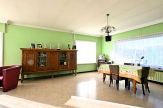 Ruime gelijkvloerse woning op hoekperceel in rustige doodlopende straatDeze zeer ruime gezinswoning is rustig gelegen in een doodlopende straat te...