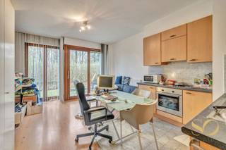 Dicht bij het Dumonplein en de wijk Stockel, in een gegeerde en groene omgeving, ontdekt u deze charmante studio van ±35 m² op het gelijkvloers...
