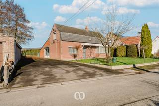 Ben je op zoek naar een rustig gelegen woning met een adembenemend zicht? Dit is uw kans!<br /><br />Aan de voet van de gekende Trieu helling in de rustige en charmante deelgemeente Russeignies bevindt zich deze woning op een perceel van maar liefst 737 m². De woning is steeds met de nodige zorg onderhouden maar vraagt wel wat opfrissingswerken. In de west georiënteerde tuin kan je s'avonds genieten van de rust en de ondergaande zon met een prachtig zicht.<br /><br />Indeling:<br />-GLV: De inkomhal geeft rechts toegang tot de leefruimte en links tot de keuken. Rechtdoor is er nog een kamer die dienst gedaan heeft als winkel. Deze heeft dus een aparte ingang. Verder is er nog een berging en een badkamer.<br />-1steV: Op deze verdieping zijn er drie kamers waarvan één kleinere doorloopkamer. <br /><br />Wens je van deze topper op unieke ligging jouw thuis te maken? Maak snel een afspraak en laat je verwonderen van de omgeving en mogelijkheden.