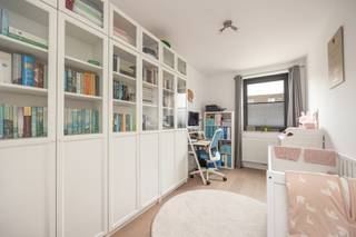 <p>Instapklaar gelijkvloers appartement met ruime tuin (76m²) in autoluwe buurt</p><p>Bent u op zoek naar de perfecte combinatie van modern comfort en buitenruimte? In de prestigieuze residentie De Kaars (bouwjaar 2013) bieden wij dit uitzonderlijk ruime gelijkvloers appartement aan. Gelegen in een heerlijk rustige, autoluwe omgeving, geniet u hier van rust zonder in te boeten op bereikbaarheid.</p><p>Licht, ruimte en kwaliteit</p><p>Bij het binnenkomen valt direct de hoogwaardige afwerking op. De mooie inkomhal leidt u naar de ruime leefruimte. Dankzij de grote raampartijen geniet u hier van een prachtige lichtinval en een naadloze overgang naar het terras en de indrukwekkende tuin van 76m² een zeldzame luxe voor een appartement. De kwalitatieve volle parketvloer geeft het geheel een warme, luxueuze uitstraling.</p><p>Comfortabele indeling</p><p>-	Slaapkamers: Twee ruime slaapkamers, beide stijlvol afgewerkt met volle parket.</p><p>-	Badkamer: Een comfortabele badkamer voorzien van een ligbad en een dubbel lavabomeubel.</p><p>-	Keuken &amp; Berging: Een praktische, aansluitende keuken met een naastgelegen ruime berging voor extra stockageruimte.</p><p>Extra troeven</p><p>Dit energiezuinige appartement (EPC-lalel A) beschikt over een privatieve ondergrondse berging. Daarnaast is er de mogelijkheid tot de aankoop van één of meerdere ondergrondse parkeerplaatsen, zodat parkeerstress definitief tot het verleden behoort.</p><p>Interesse?</p><p>Wilt u dit unieke gelijkvloers appartement met eigen tuin zelf ontdekken? Wacht niet te lang en plan vandaag nog uw bezoek!</p><p>Bel ons op: 03/459.89.59</p><p></p>