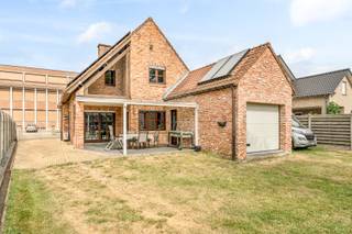 <p>Bent u op zoek naar een ruime woning waar u uw eigen thuis kunt creëren? Dan is deze aangename gezinswoning op een mooi perceel van maar liefst 12 are 48 ca absoluut een bezoek waard. Deze woning combineert een rustige woonomgeving met een uitstekende ligging en biedt dankzij de ruime indeling en het grote perceel heel wat mogelijkheden voor gezinnen, tuinliefhebbers en iedereen die op zoek is naar ruimte en comfort. 🌿<br /><br />Bij het binnenkomen ervaart u meteen het aangename karakter van deze woning. De praktische indeling zorgt ervoor dat elke ruimte optimaal benut kan worden en biedt een gezellige leefomgeving voor het hele gezin. De woning beschikt over 3 slaapkamers, waardoor er voldoende plaats is voor gezinsleden, een thuiskantoor of een hobbyruimte. Dankzij de aanwezige ruimte en de vele mogelijkheden kan deze woning volledig aangepast worden aan uw persoonlijke wensen en levensstijl. 🏡<br /><br />Een van de grootste troeven van deze woning is zonder twijfel het ruime perceel van 12a48ca. Hier geniet u volop van een mooie buitenruimte waar kinderen veilig kunnen spelen, waar u gezellig kunt tafelen met familie en vrienden of waar u na een drukke dag heerlijk tot rust kunt komen in een groene omgeving. De tuin biedt bovendien tal van mogelijkheden voor wie graag tuiniert of droomt van een eigen buitenproject. ☀️🌳<br /><br />Ook de ligging is een belangrijke meerwaarde. De woning bevindt zich op een fijne en praktische locatie, dichtbij scholen, winkels, openbaar vervoer en belangrijke verbindingswegen. Hierdoor geniet u van een vlotte bereikbaarheid naar omliggende gemeenten en steden, terwijl u toch kunt wonen in een aangename en rustige omgeving. Deze combinatie maakt de woning bijzonder interessant voor zowel jonge gezinnen als mensen die dagelijks de baan op moeten. 🚗<br /><br />Dankzij de combinatie van de ruime grond, de aangename ligging en de vele mogelijkheden is dit een ideale gezinswoning met potentieel. Of u nu op zoek bent naar uw eerste eigen woning, een plek waar uw gezin verder kan groeien of een woning met voldoende ruimte voor de toekomst: dit pand biedt alle ingrediënten om er een warme en comfortabele thuis van te maken. 🔑<br /><br />Stedenbouwkundige info:<br />Woongebied – bouwvergunning – geen rechterlijke herstelmaatregel of bestuurlijke maatregel opgelegd – geen voorkooprecht - verkavelingsvergunning. <br /><br />O-peil: niet overstromingsgevoelig<br /><br />EPC: 199 kWh/m² jaar - certificaatnummer: 20260611-0003880164-RES-1<br /><br />G-score: A<br />P-score: A<br /> <br /> </p>