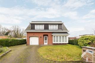 <p><strong>Te renoveren open bebouwing met 4 slaapkamers!</strong></p><p>Deze open bebouwing gelegen in Massenhoven op Liersebaan 200, biedt een stevige basis voor wie op zoek is naar een woning met ruimte en potentieel om naar eigen smaak te renoveren.<br />De woning is vlakbij de E313 gelegen, alsook nabij winkels en openbaar vervoer.</p><p>Bij het betreden van de woning kom je in de inkomhal, die toegang geeft tot de verschillende leefruimtes. De woonkamer en eetkamer vormen samen een aangename leefomgeving met veel lichtinval. Aansluitend bevindt zich de keuken, met daarnaast een wasplaats waar ook de stookinstallatie en apart toilet is ondergebracht. Verder is er op het gelijkvloers nog een garage aanwezig.</p><p>Op de eerste verdieping bevinden zich vier volwaardige slaapkamers, een badkamer en een ruime zolderkamer die perfect dienst doet als extra bergruimte.</p><p>Daarnaast beschikt de woning over een droge kelder en een leuke tuin waar het aangenaam vertoeven is.</p><p>Kortom, een ruime open bebouwing met een praktische indeling en veel mogelijkheden voor wie een woning zoekt die met een opfrissing kan worden omgevormd tot een echte thuis.</p><p>Voor meer info of bezoek: 0494/99.29.01 (Katrijn)</p>