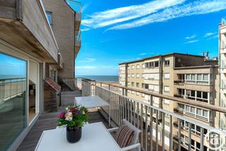 Bel appartement en duplex ensoleillé, doté de terrasses spacieuses et offrant une vue latérale sur la mer, à quelques pas de la digue de Knokke.<br />Depuis l'entrée, équipée de toilettes pour invités, d'un vestiaire et d'une buanderie spacieuse, on accède au salon spacieux et très lumineux qui s'ouvre directement sur les deux terrasses (orientées sud et est) offrant une vue latérale sur la mer. Grâce aux nombreuses et grandes baies vitrées (orientées sud, est et ouest), le salon, la salle à manger, le coin salon, la cuisine et le bureau bénéficient d’une luminosité exceptionnelle et d’un ensoleillement généreux.<br />Le coin salon, spacieux et ensoleillé, est équipé d’une cheminée à gaz encastrée et de nombreux placards sur mesure. Grâce aux baies vitrées orientées à la fois vers l’est et le sud-ouest, le coin salon baigne dans une lumière exceptionnelle.<br />Une magnifique cuisine ouverte aux finitions haut de gamme en marbre, équipée d’appareils électroménagers Miele, d’un îlot convivial avec des tabourets de bar et de deux grands réfrigérateurs américains encastrés. La cuisine donne directement accès à une terrasse orientée plein sud-ouest. À côté de la cuisine se trouve un vaste espace bureau doté de nombreux placards sur mesure, donnant également sur la terrasse orientée sud.<br />Un magnifique escalier mène à l’étage.<br />La spacieuse chambre principale dispose de très nombreux placards sur mesure en chêne, d’un grand meuble TV mural et d’une salle de bains attenante spacieuse avec WC, douche à l’italienne, lavabo, le tout revêtu d’un magnifique Mortex. La deuxième chambre à part entière est équipée d’un lit double et de beaux placards sur mesure en chêne. La troisième chambre est équipée de lits superposés encastrés, d’un lit simple séparé et d’une salle de bains attenante avec douche à l’italienne, WC et lavabo, le tout en finition Mortex. Cette chambre peut également être aménagée en chambre à part entière avec un lit double.
<p>Nous serions ravis de vous accueillir !</p>