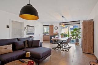 Op zoek naar een energiezuinig appartement mét garage in Maldegem? Dan is dit jouw kans!<br /><br />We betreden het appartement via de inkomhal met apart toilet en vestiaireruimte. De lichtrijke leefruimte geeft uit op een gezellig terras en sluit aan op de halfopen keuken met praktische berging. Het appartement beschikt over twee volwaardige slaapkamers, waarvan één met een zongericht terras.<br />Als extra troef is er een ruime garagebox inbegrepen in de huurprijs.<br /><br />Troeven van dit appartement: <br />- EPC-label A (zeer energiezuinig!) <br />- Zonnepanelen <br />- Regenwater voor toilet en wasmachine<br /><br />Huurprijs: €925 + €60 provisie gemeenschappelijke kosten<br /><br />Interesse in een bezoek?<br />Contacteer Fleur via 0477 82 85 42 of fleur.beernaert@acasa.immo