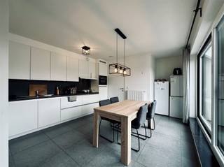 Dit appartement is gelegen op de tweede verdieping in het centrum van Beveren. U beschikt over een mooi terras, een achterliggende carport...