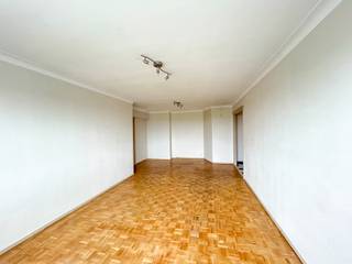 <p>Gunstig en centraal gelegen 2 slaapkamer appartement met ruim terras en privé kelderberging. Gelegen in de stadsrand op de negende verdieping van Residentie Riverside. EPC: B!!<br /><br />Indeling: Inkomhal met berging/vestiaire, aparte keuken met kookvuur, badkamer en diepvries, ruime leefruimte, 2 slaapkamers, badkamer met douche, lavabomeubel en aansluiting voor wasmachine en droogkast, apart toilet, berging met ingebouwde kast. Tevens beschikt dit appartement over een langgerekt terras over de volledig breedte (+- 15 m²) met panaromasich uitzicht. Er hoort ook een privékelder bij het appartement.<br /><br />Er is een grote parking aan de ingang van het gebouw (mag gebruikt worden door middel van een bewonerskaart), verkeerstechnisch goed gelegen op een boogscheut van o.a. warenhuizen, E40/314 en tevens op wandelafstand van Leuven-centrum. <br /><br />Het appartement is momenteel verhuurd tot 31 december 2027 aan 900 EUR per maand (niet opzegbaar). Ideaal als investering of iemand die op termijn op zoek is naar iets voor zichzelf / sturende kinderen. Wenst u graag een bezoek? Bel Anne-Leen 0495/138.111.</p>