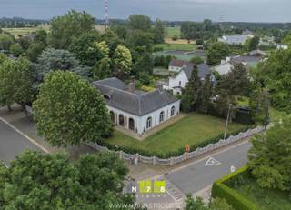 <span><strong>VRIJSTAANDE VILLA MET 3 SLAAPKAMERS OP EEN PERCEEL VAN 11A 80CA TE MAASEIK.<br /><br />NIEUWE VOORWAARDEN!!!<br /><br />TROEVEN<br /></strong>- Rustige en kindvriendelijke ligging nabij het centrum van Maaseik.<br />- Grote inkomhal en royale leefruimte met een imposante en authentieke marmeren schouw als blikvanger.<br />- Prachtige karaktervolle hoge binnendeuren in massief hout.<br />- Mogelijkheid voor kantoor of praktijk aan huis.<br />- Volledig uitgeruste moderne keuken.<br />- Alles gelegen op het gelijkvloers: ideale levensloopwoning!<br />- 2 badkamers.<br /><span>- Energielabel C: energiezuinige woning!</span><br />- Volledig omheinde tuin met overdekt terras.<br /><strong><br />KELDERVERDIEPING -01 <br /></strong>- Kelderruimte (2,39 m x 6,44 m = 15,39 m²): verwarmingsketel, kruipkelder.<strong><br /><br />GELIJKVLOERS (276,20m²)<br /></strong>- Inkomhal (5,99 m x 6,13 m = 36,71 m²): parketvloer.<strong><br /></strong>- Kleine inkom (4,20 m x 3,37 m = 14,15 m²): parketvloer.<br />- Woonkamer (6,00 m x 2,40 m + 7,20 m x 10,00 m= 86,40 m²): marmeren schouw, parketvloer.<br />- Keuken (7,17 m x 3,34 m = 23,94 m²): keukenwand 1 (onderkasten, lades, werkblad, oven en microgolfoven), keukenwand 2 (onderkasten, lades, dubbele spoelbak, inductiekookplaat, dampkap en vaatwasser), tegelvloer.<br />- Toilet (2,05 m x 1,05 m = 2,15 m²): hangtoilet, wasbakje, parketvloer.<br />- Wasruimte (2,24 m x 2,81 m = 6,29 m²): hoekbad met douche, aansluiting wasmachine en droogkast, volledig betegeld, tegelvloer.<br />- Berging (2,81 m x 2,27 m = 6,37 m²): tegelvloer.<br />- Nachthal (0,97 m x 2,90 m = 2,81 m²): parketvloer.<br />- Vestiaire (1,16 m x 3,47 m = 4,02 m²): parketvloer.<br />- Badkamer 1 (2,67 m x 4,26 m = 11,37 m²): dubbele lavabo, onderkast, bovenkast, jaccuzi ligbad met douche, zittoilet, tegelvloer.<br />- Slaapkamer 1 (4,47 m x 6,00 m = 26,82 m²): parketvloer.<br />- Slaapkamer 2 (4,20 m x 6,00 m = 25,20 m²): parketvloer.<br />- Slaapkamer 3 (3,30 m x 6,48 m = 21,38 m²): parketvloer.<br />- Badkamer 2 (1,43 m x 2,43 m + 0,92 m x 1,54 m = 4,88 m²): dubbele lavabo in marmer, douche, zittoilet, volledig betegeld, tegelvloer, toegang tot slaapkamer 3.<br />- Achtersas (1,00 m x 3,71 m = 3,71 m²): toegang tot slaapkamer 3 en de kelder.<br /><br /><strong>VERDIEPING</strong> <strong>+01</strong><br />- Zolderruimte.<br /><br /><strong>EXTERIEUR</strong><br />- Volledig omheinde tuin.<br />- Overdekt terras (4,00 m x 3,00 m = 12,00 m²).<span><br /></span><br />Bekijkt u deze advertentie via een aanverwante vastgoedsite, surf dan zeker naar onze website <strong>www.N78vastgoed.be</strong> voor een uitgebreide beschrijving en foto's. <strong>Meer info: +32 (0)89 86 18 88 of info@N78vastgoed.be.</strong><br /></span>