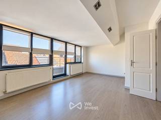 <p>Tel.: 0456 89 12 70 / E-mail: noah.c@weinvest.be<br /><br />We Invest stelt u met plezier en exclusief dit mooie appartement van 80 m² voor, gelegen aan de Lorrainstraat 24 in Molenbeek.<br /><br />Het appartement is ideaal gelegen in de wijk Tour & Taxis en geniet van een praktische ligging, vlak bij het openbaar vervoer. Hierdoor bereikt u gemakkelijk het centrum van Brussel en de belangrijkste invalswegen. De buurt biedt een levendige woonomgeving met tal van winkels, restaurants en andere voorzieningen in de onmiddellijke omgeving.<br /><br />Het appartement bestaat uit een aangename woonkamer, twee volwaardige slaapkamers en een derde, kleinere slaapkamer die ideaal is als bureau of dressing. Daarnaast beschikt het appartement over een terras en een balkon, waar u dagelijks kunt genieten van de buitenruimte.<br /><br />Het gebouw beschikt niet over een lift.<br /><br />Een privatieve kelder en een fietsenberging zijn eveneens inbegrepen!<br /><br />Huurprijs: € 1.500/maand<br />EPC: G<br /><br />Beschikbaar vanaf 1 december.<br /><br />Mis deze kans niet! Ontdek meer exclusieve panden op www.weinvest.be</p>