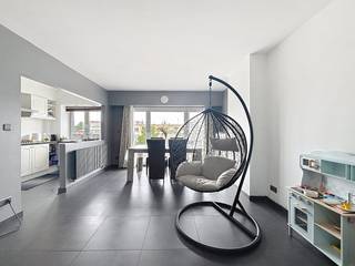 Cet appartement bien entretenu à vendre est situé sur la célèbre Bisschoppenhoflaanà Deurne. Grâce aux grandes fenêtres, vous pourrez profiter d'un cadre exceptionnelincidence de la lumière. La propriété possèdeenviron 2 chambres spacieuses et un aménagement pratique, parfait pour ceux qui recherchentconfort dans un emplacement central.Disposition : Entrée commune de plain-pied avec escalier.Deuxième étage :- Hall d'entrée avec placards intégrés - Salon spacieux et lumineux avec vue dégagée.- Cuisine fonctionnelle avec de nombreux rangements.- Hall de nuit- Chambre 1 - Chambre 2- Salle de bain équipée de tout le confort nécessaire.- Comprend un sous-sol souterrain privé pour un espace de rangement supplémentaire.L'appartement est idéalement situé à Deurne :Situé sur la Bisschoppenhoflaan avec une connexion facile vers AnversRing et le E313.À distance de marche des transports en commun (tramway et bus).À proximité des commerces, des écoles et du magnifique Rivierenhof pourdétente et sport.Avantages :- Attaque lumineuse exceptionnelle- Emplacement central avec toutes les commodités à portée de main- Efficacité énergétique (EPC B)- Inspection électrique conforme Êtes-vous intéressé par cette propriété à vendre à 2830 Willebroek ? N'hésitez pas à nous contacter.Vous souhaitez également vendre ou louer votre propriété ? Toujours à votre service pour répondre à toutes vos questions sur l'immobilier !Vous pouvez consulter les conditions générales de Dewaele DIY sur dewaele.com.Registre des mesures: en cours de demande