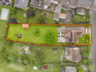 Instapklare gezellige vrijstaande woning met een woonopp. van circa 185 m2 op een perceel van 17a53ca.<br />De woning is in 2022 gerenoveerd en heeft 3 slaapkamers, badkamer, open leefruimte met keuken, berging en garage. Daarnaast kan je in de tuin optimaal genieten van alle rust met een groen uitzicht.<br /><br />De woning is gelegen in een rustige straat, omringd door groene pittoreske landschappen rond Teuven in de Voerstreek. Essentiële voorzieningen zoals de supermarkt en scholen bevinden zich op korte afstand. Maastricht, Luik en Aken zijn op ongeveer 30 minuten met de auto te bereiken, het pittoreske dorpje Slenaken in Nederland ligt op 1.5 km afstand. In het kerkdorp Teuven vindt u diverse leuke restaurantjes met terrassen zoals u die in de Voerstreek verwacht. Het is de ideale omgeving als u houdt van mooie wandelingen en fietstochten, binnen 5 minuten bent u te voet in het bos. Bent u avontuurlijk aangelegd dan zijn de Belgische Ardennen binnen 30 minuten te bereiken. <br /><br />Bekijk deze woning ook digitaal en 'loop' zelf door de woning. Kijk daarvoor op onze website of via: <br />my.matterport.com/show/?m=xkYhZDauTJ4<br /><br />INDELING<br /><br />Gelijkvloers:<br />- Inkomhal, voorzien van een apart gastentoilet met lavabo.<br />- Moderne leefruimte met open keuken. Dankzij de stijlvolle stalen deur en de twee schuiframen geniet de woning van veel lichtinval en vlotte verbinding naar het terras. <br />- De keuken is volledig uitgerust en is voorzien van combi-oven (AEG), inductie kookplaat (BORA), afwasmachine (AEG), koelkast met vriesvak (AEG), Quooker, ingebouwde wijnkoeler van Avintage en een spoelbak met composieten werkblad. <br />- Praktische berging met wasmachineaansluiting en toegang tot de kruipruimte.<br />- Garage met spoelbak, houtkachel, handmatige poort en een aparte deur naar de zijtuin.<br />- Vloerverwarming aanwezig in de inkomhal, woonkamer en keuken (als bijverwarming).<br /><br />1e verdieping: <br />- Nachthal met toegang tot de 3 ruime slaapkamers (10m2 ,18m2 en 24 m2)en badkamer.<br />- Betegelde badkamer uitgerust met inloopdouche, dubbele lavabo, toilet, ligbad en ventilatie. <br />- De opbergzolder is te bereiken via een vlizotrap. <br /><br />Tuin: <br />- Volledig omheinde tuin met vrijstaand houten tuinhuis;<br />- Het terras is in 2025 betegeld en is gedeeltelijk overdekt;<br />- 2 elektrische zonneluifels (linkerkant terras + rechterkant van de woning)<br />- Propaangas<br />- Regenwaterput <br /><br />Energieprestatie en binnenklimaat (EPB-EPC)<br />Certificaat beschikbaar: ja<br />EPC certificaatnummer: 20220215-000254104-RES-1<br />Berekende energiescore : (kWh/m²): 145<br />Het certificaat is geldig tot en met: 15/02/2032<br />Elektrische installatie: aanwezig, conform goedgekeurd.<br /><br />Informatie stedenbouwkundige voorschriften:<br />Stedenbouwkundige vergunning: in aanvraag<br />Dagvaarding uitgebracht: neen<br />VOORKOOPRECHT OP DIT GOED: neen<br />VERKAVELINGSVERGUNNING: ja<br />WATERGEVOELIG OPENRUIMTEGEBIED: in aanvraag<br />Maatregelenregister: in aanvraag<br /><br />Overstromingsgevoelige gebieden: <br />Perceelscore of P-score : A<br />Gebouwenscore of G-score: A<br />Ligging in Signaalgebied: neen<br />Ligging in afgebakende oeverzone of afgebakend overstromingsgebied: neen<br /><br />A:geen overstroming gemodelleerd B: kleine kans op overstromingen onder klimaatverandering C: kleine kans op overstromingen D: middelgrote kans op overstromingen<br /><br />Beschermd erfgoed<br />GEINVENTARISEERD ERFGOED: neen<br />BESCHERMD ONROEREND ERFGOED: neen