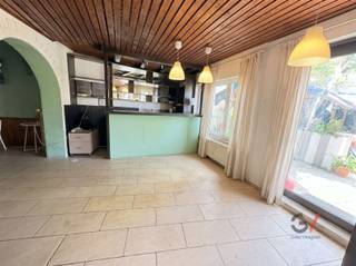 <p>Op een vlot bereikbare locatie in Herent bevindt zich deze ruime woning met bijzonder veel potentieel. Dit opent heel wat perspectieven voor wie een ruime woning zoekt en deze volledig naar eigen smaak en indeling wil afwerken.</p><p>De woning beschikt vandaag over drie slaapkamers, met de duidelijke mogelijkheid om dit uit te breiden naar maar liefst vijf kamers. De beschikbare ruimte laat toe om de indeling volledig naar eigen wensen en noden vorm te geven.</p><p>Het gelijkvloers wordt momenteel gebruikt als handelsruimte, maar kan perfect worden omgevormd tot extra leefruimte, een ruime keuken, bureau of bijvoorbeeld een praktische fietsenberging.</p><p>Achteraan de woning bevindt zich een aangename stadstuin met een gunstige zuidwestelijke oriëntatie. Hier kan je volop genieten van de zon en de avondzon in alle rust.</p><p>De woning dient grondig gerenoveerd te worden, maar vormt net daardoor een ideale opportuniteit voor wie een woning volledig naar eigen hand wil zetten. De ruimte en structuur zijn aanwezig – het is aan jou om er een echte thuis van te maken.</p><p>Een unieke kans voor renovatie-enthousiastelingen of investeerders die op zoek zijn naar een project met sterke mogelijkheden.</p><p>Mis deze kans niet en neem vandaag nog contact op met Kim van Gilles vastgoed op +32 468 48 61 27 of mail naar kim@gillesvastgoed.be</p>