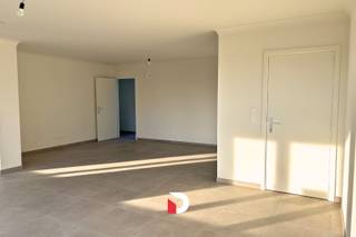 Een lichtrijk en modern volledig gerenoveerd appartement op de eerste verdieping in Beernem met private inkom. Het appartement is bereikbaar via een trap en biedt een ideale ligging, dichtbij het centrum, winkels en met een goede aansluiting op de autostrade.<br /><br />Het appartement bestaat uit drie slaapkamers en een badkamer met een ruime inloopdouche, dubbel lavabomeubel en toilet. De ruime leefruimte biedt veel comfort en licht, er is een modern ingerichte keuken aansluitend op de leefruimte. Daarnaast is er een berging met ruimte voor een wasmachine en droogkast, en een apart toilet in de inkomhal. Een extra pluspunt is de zolderruimte, die voor extra opslag of andere doeleinden kan worden gebruikt. De huurprijs is INCLUSIEF garagebox.<br /><br />GEEN gemeenschappelijk kosten.<br /><br />Dit appartement is perfect voor wie op zoek is naar een comfortabele en goed gelegen woning in Beernem. Contacteer ons kantoor voor het inplannen van een bezoek: 050/45 03 45 of verhuur@delbecque.immo.<br /><br />EPC 134 Kwh/m², label B.