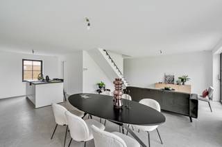 UNIEKE KANS:Er is een E-peil voorzien van E-7, waardoor u de eerste 5 jaar GEEN onroerende voorheffing betaald!Deze energiezuinig woning is gebouwd...