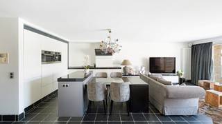 Aan de zonnige kant van de Lippenslaan, op wandelafstand van zee en strand, bieden wij dit energiezuinig, breed appartement met terrassen voor- en achteraan op de vierde verdieping te koop aan. Het appartement werd afgewerkt met zeer kwalitatieve en duurzame materialen en bevindt zich in een stijlvolle residentie. Gelegen in het bruisende hart van Knokke, geniet u van alle wooncomfort met tal van winkels, restaurants en voorzieningen binnen handbereik.<br /><br />Indeling:<br />Inkomhal met gastentoilet, ruime, lichtrijke leefruimte met toegang tot zonneterras, volledig uitgeruste, kwalitatieve keuken, praktische berging/wasplaats, twee volwaardige slaapkamers, twee badkamers, tweede terras achteraan. <br /><br />Kelderberging en fietsenstalling.<br /><br />Mogelijkheid tot aankoop van een ruime garagebox. <br /><br />Bezoeken? Graag na afspraak met Avantimmo op het nummer 050 62 50 55