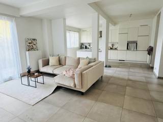 <p>Dit gezellig en smaakvol gerenoveerd gelijkvloers appartement combineert comfort, ruimte en een goede ligging. U wordt verwelkomd in een ruime en lichtrijke woonkamer met een open, volledig ingerichte keuken en een mooi zicht op de gezellige tuin en het terras – de ideale plek om tot rust te komen.</p>
<p>Verder beschikt het appartement over een praktische berging met aansluiting voor wasmachine en droogkast, een moderne badkamer met lavabo en douche, een apart toilet, twee slaapkamers en een handige kelderruimte.</p>
<p>Dankzij de dubbele beglazing, rolluiken en centrale verwarming op aardgas geniet u hier van aangenaam wooncomfort. Bovendien is de elektriciteit conform het AREI en is het appartement asbestveilig.</p>
<p>Extra troef zijn de zeer lage gemeenschappelijke kosten dankzij de kleinschalige residentie.</p>
<p>Gelegen op een toplocatie vlak bij het centrum van Temse, op wandelafstand van winkels, scholen en openbaar vervoer, met een vlotte verbinding naar de N16 en E17.</p>
<p></p>