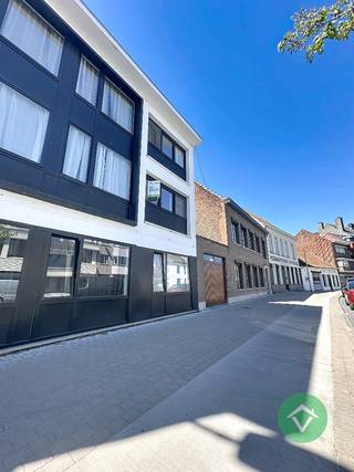 Dit ruim duplex-appartement van ca. 94 m² is centraal gelegen in het hart van Torhout, op wandelafstand van scholen, winkels en openbaar vervoer. Dankzij de praktische indeling en de gunstige ligging vormt dit pand zowel een interessante investering als een aangename woonst.<br /><br />Via de aparte inkom en trappenhal bereikt u het appartement. Op de eerste verdieping bevinden zich twee volwaardige slaapkamers, een badkamer met toilet en toegang tot het terras via één van de slaapkamers. Via een vaste trap komt u terecht in de lichtrijke leefruimte met woonkamer, een gezellig tweede terras en een ingerichte keuken.<br /><br />Het appartement is momenteel verhuurd via een lopende woninghuurovereenkomst, wat zorgt voor een onmiddellijke opbrengst voor investeerders.<br /><br />Troeven van dit appartement:<br />- Gunstig EPC – geen renovatieverplichting<br />- Elektrische installatie conform<br />- Centrale ligging nabij tal van voorzieningen<br />- Lopende huurovereenkomst<br />- Twee terrassen aanwezig<br /><br />Bent u op zoek naar een interessante investering of een comfortabel appartement op een centrale locatie? Contacteer ons vandaag nog voor een bezoek ter plaatse.