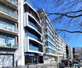  TE KOOP: MODERN EN ENERGIEZUINIG APPARTEMENT IN HARTJE GENK Bent u op zoek naar een stijlvol en instapklaar appartement op een toplocatie? Dan is...