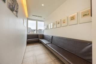 <p><strong>Ben je op zoek naar een eigendom met potentieel op een centrale locatie in Antwerpen? Dan is dit appartement op de vierde verdieping in de Miraeusstraat zeker het ontdekken waard.</strong></p><p><br /></p><p>Gelegen in de gegeerde wijk 2018 Antwerpen bevindt het pand zich op een strategische locatie met een vlotte verbinding naar het stadscentrum, het Zuid, Berchem en de belangrijkste invalswegen. Winkels, supermarkten, restaurants, openbaar vervoer en tal van voorzieningen bevinden zich op wandel- of fietsafstand, waardoor je hier geniet van alle voordelen van het stadsleven binnen handbereik.</p><p><br /></p><p>Het pand is momenteel ingericht en in gebruik als praktijkruimte, maar biedt interessante mogelijkheden voor wie op zoek is naar een ruime woonst of een eigendom die verder naar eigen wensen kan worden ingevuld. Dankzij de ligging op de vierde verdieping geniet je van rust en een aangename lichtinval.</p><p><br /></p><p>Een extra troef is de<strong> ondergrondse autostaanplaats</strong> die <strong>inclusief </strong>is in de prijs, waardoor je steeds beschikt over een vlotte en veilige parkeeroplossing in de stad.</p>