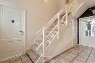 Vrijstaande woning met luxe buitenbeleving en topligging nabij Maastricht<br /><br />Deze vrijstaande woning met een bewoonbare oppervlakte van ca. 221 m² is gelegen op een perceel van 7a78ca en combineert ruimte, comfort en energiezuinig wonen met een uitzonderlijke ligging op slechts ca. 8 minuten van het Vrijthof in Maastricht.<br /><br />De volledig zuidgerichte tuin vormt een echte troef en is ingericht met oog voor ontspanning en privacy. Zo beschikt de woning over een stijlvolle tuinkamer met glazen schuifwanden, ideaal om het hele jaar door van het buitengevoel te genieten. Daarnaast is er een overdekt loungegedeelte met een full-option jacuzzi, perfect om in alle rust te ontspannen.<br /><br />Binnenin biedt de woning een doordachte en ruime indeling met drie volwaardige slaapkamers. De master bedroom wordt versterkt door een ensuite dressing of kantoorruimte van ca. 10,7 m², wat zorgt voor extra comfort en flexibiliteit. Verder is er een volledig geïnstalleerde badkamer aanwezig.<br /><br />Op vlak van energie-efficiëntie onderscheidt deze woning zich duidelijk. Met 21 zonnepanelen en drie Daikin split airco’s, waaronder een krachtige 5 kW unit voor de leefruimtes, kan de woning in de praktijk grotendeels zonder gas worden verwarmd. Op de bovenverdieping zijn bovendien nog twee extra Daikin split airco’s aanwezig (2,5 kW en 3,5 kW). Dit vertaalt zich in een aangenaam binnenklimaat én lage energiekosten.<br /><br />De woning is gelegen in een doodlopende straat met uitsluitend lokaal verkeer, wat zorgt voor een rustige, veilige en aangename woonomgeving. Hier geniet u van maximale privacy, terwijl u toch vlakbij alle voorzieningen bent.<br /><br />In de directe omgeving vindt u prachtige wandel- en fietsroutes langs de Maas en in het Nationaal Park Hoge Kempen. Scholen, winkels en openbaar vervoer zijn vlot bereikbaar.<br /><br />Een ideale combinatie van rust, ruimte, energiezuinig wonen en de nabijheid van Maastricht — een woning die zowel praktisch als qua levenskwaliteit overtuigt.<br /> <br />Bezichtig deze woning ook digitaal en 'loop' zelf door de woning. Kijk daarvoor op onze website of via: my.matterport.com/show/?m=wnQuYjEhmC6<br /> <br />INDELING<br /> <br />Gelijkvloers:<br /> <br />- Inkomhal met toegang tot de trap naar het 1ste verdiep;<br />- Toilet met lavabo;<br />- Keuken voorzien van 4-pit inductievuur met dampkap, whirlpool vaatwasser, RVS spoelbak en oven;<br />- Toegang naar de leefruimte via de inkomhal of eetkamer en mogelijkheid tot de overdekte veranda;<br />- Leefruimte met houten plankenvloer, inbouwspotjes, tv-aansluiting, thermostaat (Buderus);<br />- Veranda voorzien van glazen schuifwanden voor optimaal leefcomfort;<br />- Berging met aansluiting wasmachine, lavabo;<br />- Inpandige garage met automatische poort.<br /> <br />1e verdieping:<br /><br />- Slaapkamer 1 van ca. 30m², zicht op de voorzijde, voorzien van laminaatvloer, airco (Daikin) en radiatoren;<br />- Badkamer met dubbele wastafel met onderkast, ledspiegel met licht, bad met jetfunctie, toilet, ruime inloopdouche en designradiator;<br />- Overloop boven met laminaat;<br />- Slaapkamer 2 van ca. 17.1m² met zicht op de zijtuin, laminaatvloer en gedeeltelijk schuin plafond;<br />- Slaapkamer 3 van ca. 15.4m² met ensuite dressing van maar liefst 10.7m².<br /> <br />Zolder:<br /><br />- Bergzolder, geen vlizotrap aanwezig.<br /> <br />Kelder:<br /><br />- Betegelde kelder, betonnen trap, kruipruimtes aanwezig.<br /> <br />Tuin:<br /> <br />- Volledig zuidgeoriënteerde tuin met optimale zonligging;<br />- Betegeld terras van maar liefst 45m²;<br />- Ruime opslagberging in de tuin;<br />- Overkapt terras (momenteel gebruikt i.c.m. jacuzzi);<br />- Zonnewering<br />- Zowel de voortuin, zij-tuin als achtertuin zijn aangelegd. <br /> <br />Energieprestatie en binnenklimaat (EPB-EPC)<br />Certificaat beschikbaar: ja<br />EPC certificaatnummer: 20260131-0003786331-RES-1<br />Berekende energiescore : (kWh/m²): 175 kWh/m² jaar - B label<br />Het certificaat is geldig tot en met: 31-01-2036<br />Electrische installatie: ja - CONFORM<br /> <br />Informatie stedenbouwkundige voorschriften:<br />Stedenbouwkundige vergunning: ja<br />Meest recente bestemming: woonuitbreidingsgebieden<br />Dagvaarding uitgebracht: neen<br />VOORKOOPRECHT OP DIT GOED: neen<br />VERKAVELINGSVERGUNNING: neen<br />WATERGEVOELIG OPENRUIMTEGEBIED: neen<br /><br />Maatregelenregister: neen<br /><br />Overstromingsgevoelige gebieden:<br />Perceelscore of P-score : D<br />Gebouwenscore of G-score: D<br />Ligging in Signaalgebied: neen <br />Ligging in afgebakende oeverzone of afgebakend overstromingsgebied: neen<br /> <br />A:geen overstroming gemodelleerd B: kleine kans op overstromingen onder klimaatverandering C: kleine kans op overstromingen D: middelgrote kans op overstromingen<br /> <br />Beschermd erfgoed<br />GEINVENTARISEERD ERFGOED: neen <br />BESCHERMD ONROEREND ERFGOED: neen