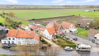 CHARMANTE woning met verfijnde touch, zeer rustig gelegen met weidse zichten achteraan en dit langs de rand van het dorp van Westkapelle, op fietsafstand van het centrum van Knokke, de zee en het strand. Indeling: Authentieke inkomhal met gastentoilet, gezellige leefruimte met zit- en eethoek uitgevend op de leefkeuken voorzien van alle nodige toestellen en een tweede zithoek met gezellige houtkachel. Achteraan de woning bevindt er zich een binnenplaats met een tuinhuis, bar en jacuzzi, een aangelegde tuin met terrassen en buitendouche, en een ruime garage met berging.<br />Op de verdieping bevindt zich de masterbedroom met aircosysteem, een tweede slaapkamer en een grote dressing ( 3e slaapkamer ) alsook een recent gerenoveerde badkamer met bad en inloopdouche.<br />Interessante opportuniteit voor wie van CHARME houdt in combinatie met LUXE en rust langs gelegen langs de rand van Knokke-Heist.<br />