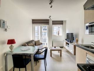 Recent 1-slaapkamer appartement met zonneterras te huur te Middelkerke. Van op het terras geniet u van zeezicht. Het appartement is gelegen op toplocatie, aan het Epernayplein, op wandelafstand van winkels, horeca en de Zeedijk. Indeling:- inkomhall- lichtrijke woonkamer- zonneterras- open keuken voorzien van o.a. frigo met vriesvak, keramische kookplaat, dampkap en microgolfoven.- badkamer met ligbad en toilet- slaapkamer- kelderberging voorzien van aansluiting wasmachineAlgemene kosten : 50,00 per maand Provisie waterverbruik : 25,00 per maandHet appartement wordt gemeubeld verhuurd.Het appartement is onmiddellijk vrij.Ben je geïnteresseerd in dit pand te huur in Middelkerke? Ga naar de website www.dewaele.com, klik op het pand dat je wenst te huren. Via de rode knop "vraag je bezoek aan" vragen we u kort een profiel in te vullen. Daarna nemen we contact op voor een bezoek. Telefonisch kunnen er geen afspraken gemaakt worden.